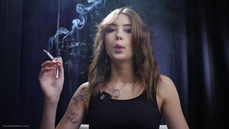 Russian Smokers: 19-летняя Брюнетка Курит 100-мм Белую Сигарету
