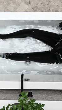 Latexdoll in the Bathtub