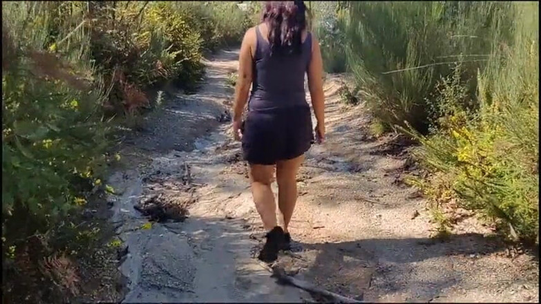 Miss Squirting: andando nua na floresta