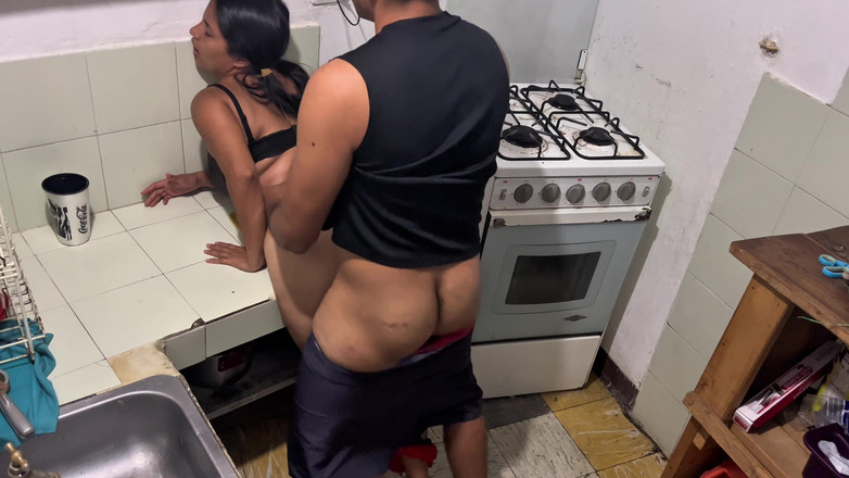 Gilversexy: Я трахаю очень жестко с моим соседом на кухне!