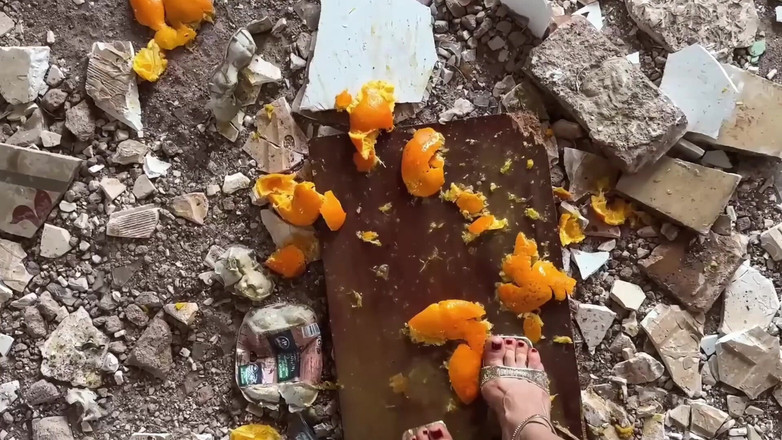 DINA LIGHT: Zmiażdżony pod obcasami