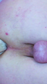 Młoda chuda nastolatka chciała seksu tylko ze swoim chłopakiem, ale powinna również palcami swojego chłopaka analem z gumową rękawiczką