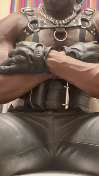 Pompe À Nichons En Cuir Musclé Noir Et Jeu