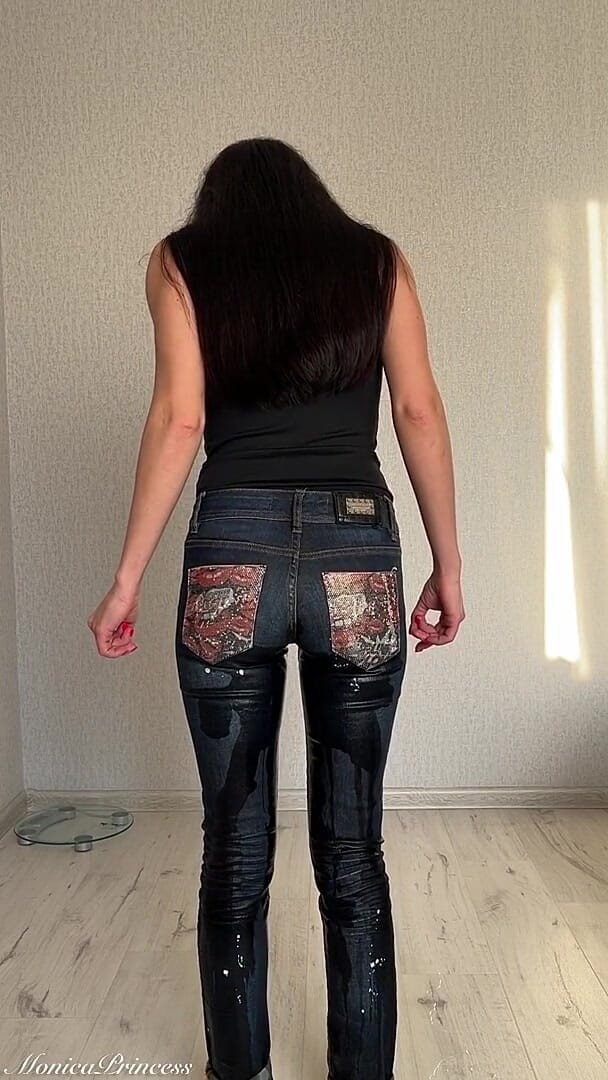 Princess Monica: Kencing dalam seluar jeans berdiri oleh tidak sengaja, seluar dalam...