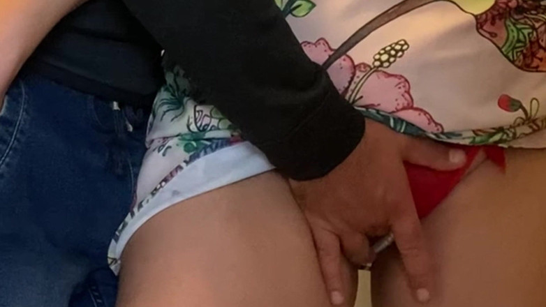 PriyaNaavya: Um estranho gozando em suas calças depois de dedilhar minha...