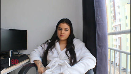 MelanieCaceres: Moje nevlastní sestra ukazuje celé univerzitě, že není lesbička - porno ve španělštině