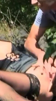 Šuká mladou děvku v zemi a pak také doma