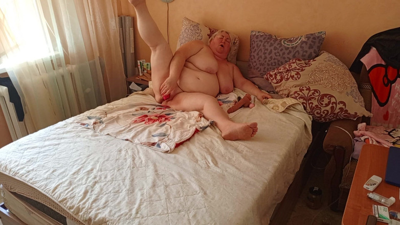 Zona901: 大きな丸いお尻、肉感のあるおまんこと大人のおもちゃを持つ隣人