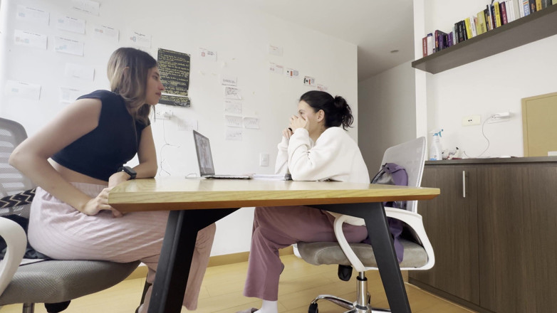 scarlettandc: Dwie dziewczyny dotykają się podczas rozmowy wideo, nikt nie zauważa