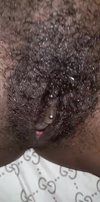 私の毛むくじゃらの濡れた猫の収縮クローズアップ