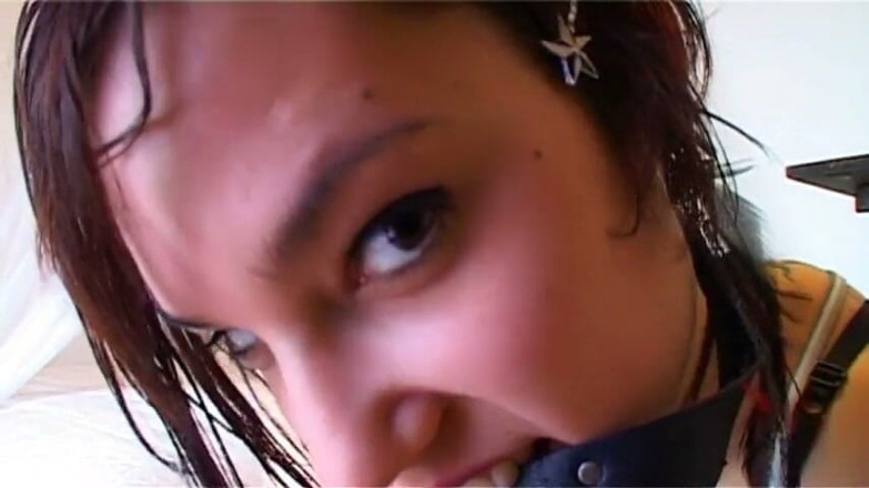 Hot Girlz: Sexy Emo se vuelve loca y abre las piernas para...