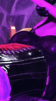 스팽킹 전에 관장과 젖을 받는 케이지 Sissy