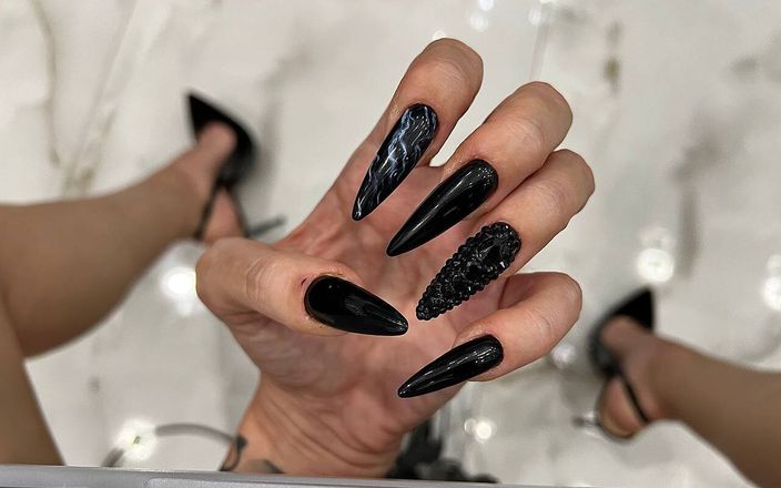 Julia domaina: Uñas negras largas, dedos largos y pajas con saliva, vestido...