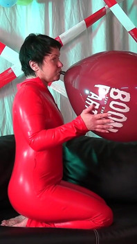 MILF lateks bertelanjang sedang bermain dengan belon