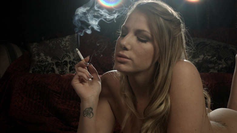 Danielle Maye: Fumando nuda con i tacchi