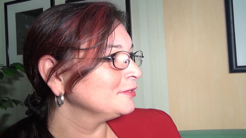 Deutscher hardcore: Gagică germană tatuată împarte pula cu matura excitată