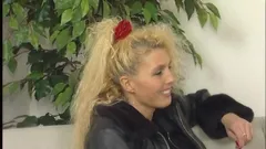 Loira ninfomaníaca está feliz que o chefe quer transar com ela!