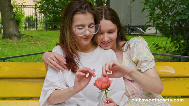 Club sweethearts: Od pachnących róż do jedzenia cipki