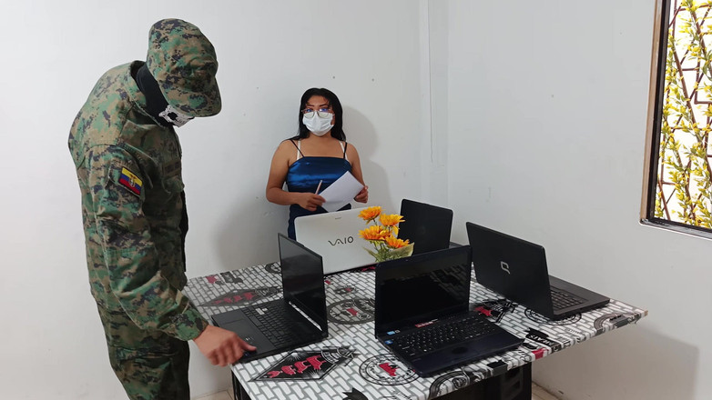 NEGRITA SEXY: Der Soldat besucht einen Computershop und fickt den Angestellten