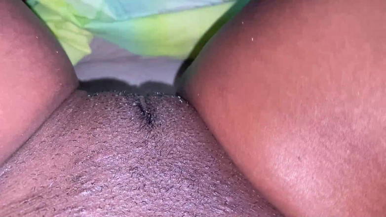 omairaberbatov: Empregada fica molhada com seu novo vibrador