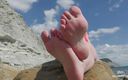 Mistress Legs: 夏の海のビーチで裸足の愛人の足