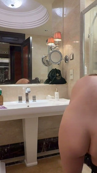 Une grosse bite blanche baise la petite Lulu Wild sans préservatif