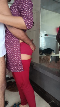 Istri yang doyan selingkuh lagi asik mesra-mesraan di rumah