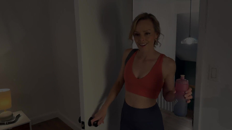 Serenity Cox: 남편과 친구의 찢어진 요가 바지에 따먹히는 마누라