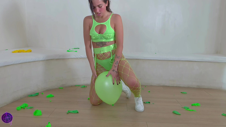Nicky Rebel: Sit to Pop Balloon Workout with Mira Luv 4K
