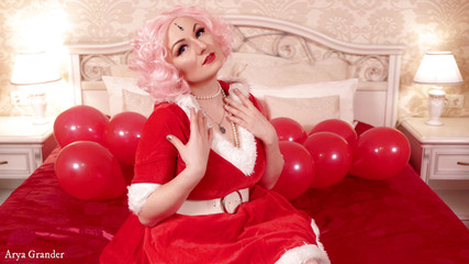 Arya Grander: Masturbazione con cuscini e palloncini d'aria fetish santa MILF