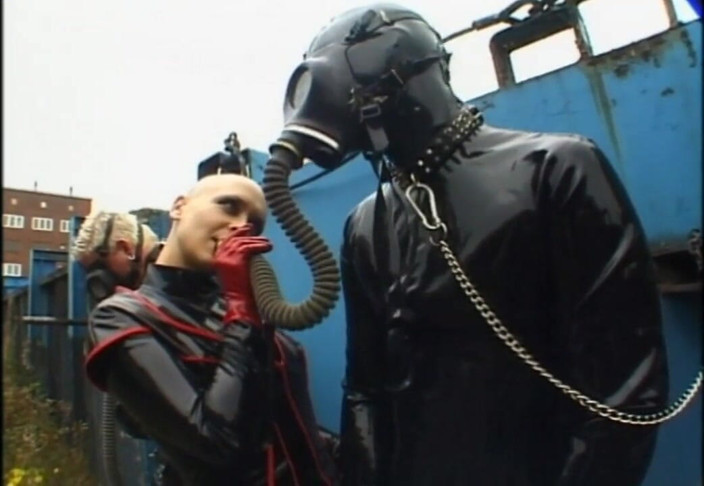 Absolute BDSM films - The original: Доминирует над мужчиной в противогазе