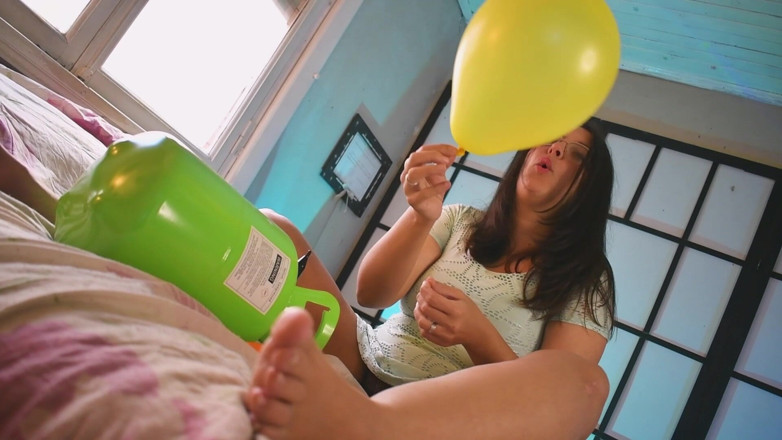 Bunny Looner: Prima volta che gioca con i palloncini helium - Bunny Looner