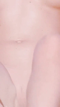 해변에서 핫한 금발의 Henessy 비키니 스트립쇼