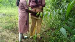 Magilmathi: Estudante de uniforme universitário ao ar livre