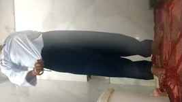 Ragazza indiana di 2a classe che squirta video virale !! Masturbazione spazzolino da denti! Il bagno nudo