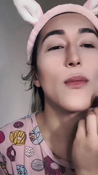 Femboy a sexy mariquita transformación con maquillaje y peluca