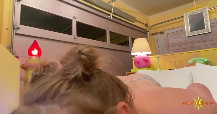 Sunny Lane: Sunny lane lagi asik mainin dildo ukuran XL