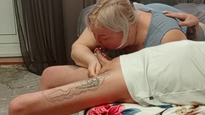 Zona901: Stiefmoeder geeft een pijpbeurt om te genieten van heet sperma