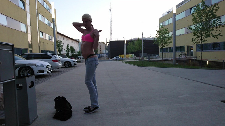 sweetfeet29: Transsexuală sexy în dimineața publică