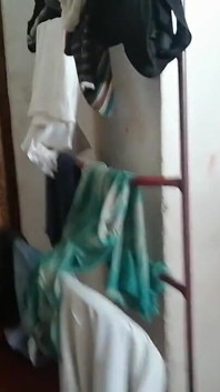 Ho mostrato alla cameriera di casa un video di sesso e la sua figa era bagnata