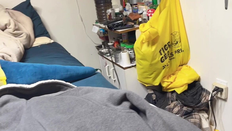 sweethanajapanese: マンコに指を入れてから彼女は水を排出しに行きます