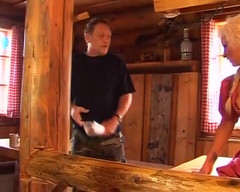 Porno kino: 丸太小屋で激しく犯された大きなおっぱいブロンドのグレマン痴女