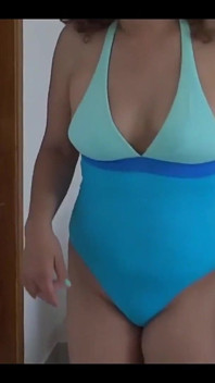 Eu volto da praia e me masturbo duas vezes, gemo por pau, preciso foder