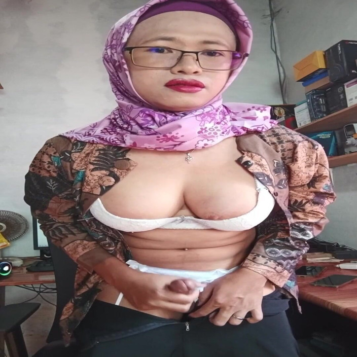 Mitha Zhe: Shemale bertetek besar melancap batangnya