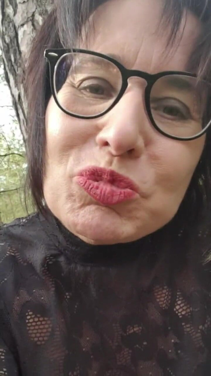 JulieEroticDress: Elle se déshabille dans la nature et squirte