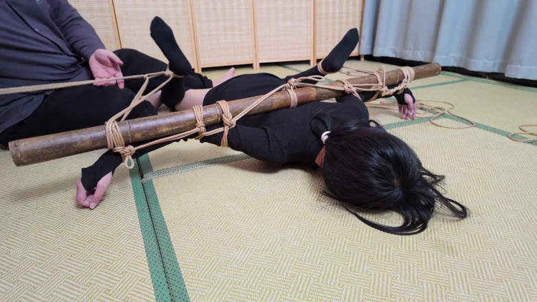 Aisan girl bondage: Xr40-dívka v černých punčochách je svázaná s křížem