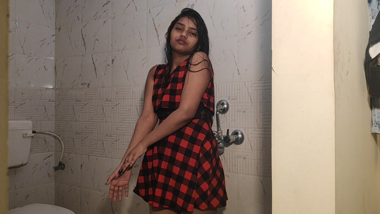 Alia Advani: Peituda natural menina indiana Alia Advani tomando banho