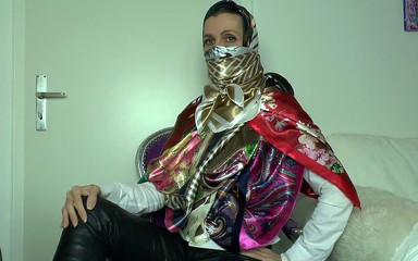 Lady Victoria Valente: Extrémně mnoho saténových oděvů Styling