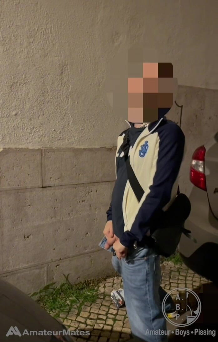AmateurBoysPissing: Amatérský chlapec bere jeho tlustého vyřezaného ptáka z jeho džín...