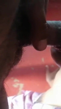 Le mostré a la criada un video de sexo y su coño estaba mojado 3